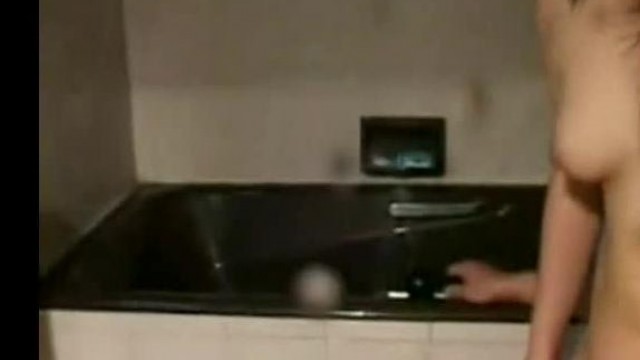 和90後炮友一起洗鴛鴦浴忍不住在浴室裡把她幹了 翹著屁股讓我操 幹累了再裹一會爽死了