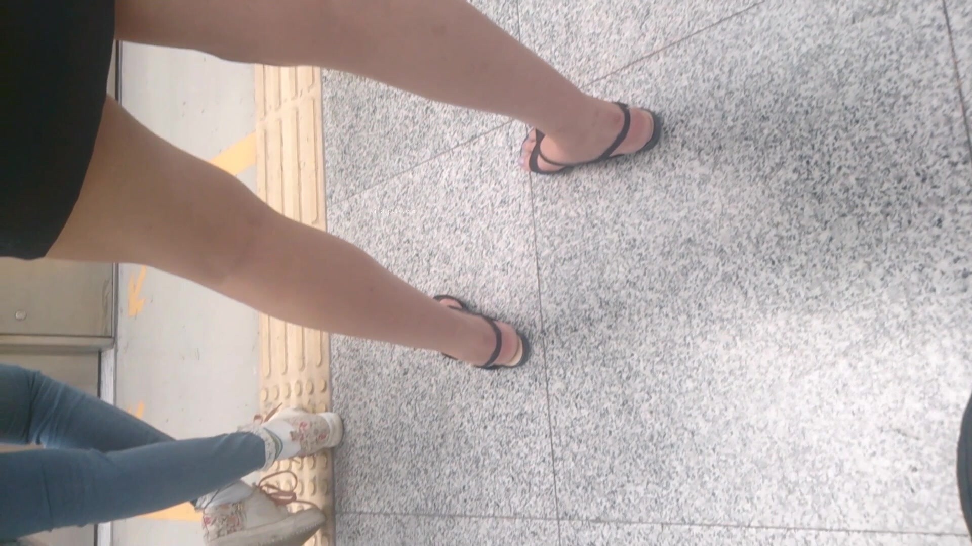 站臺黑裙白丁內