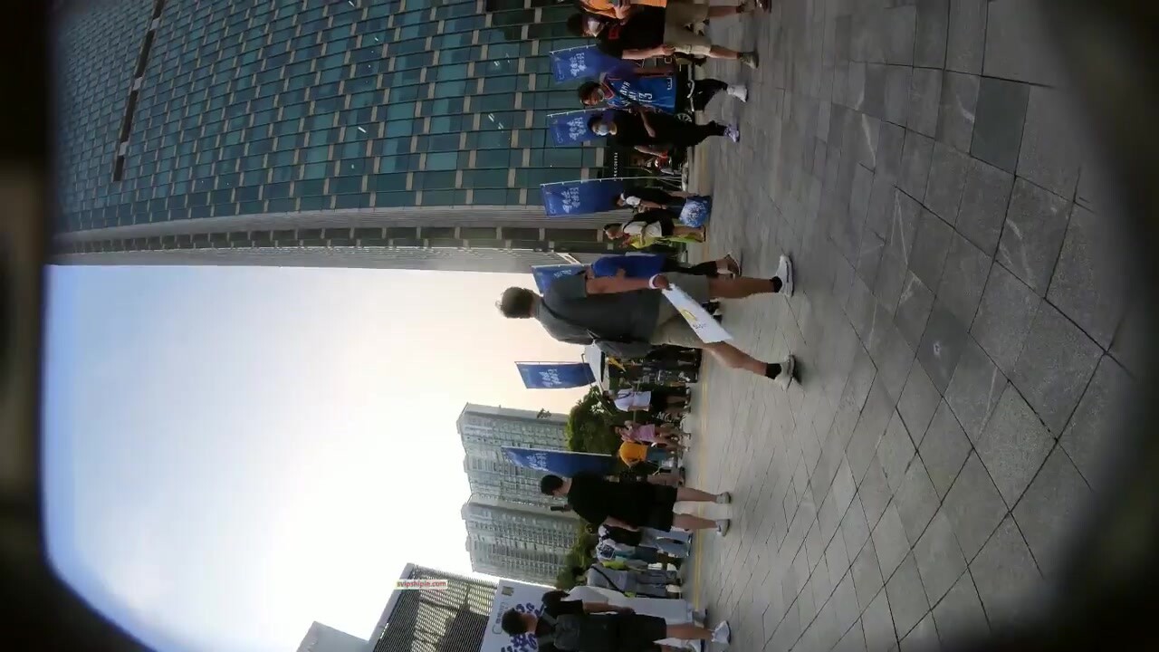 路邊公交車站一路跟蹤抄底多位年輕美女少婦