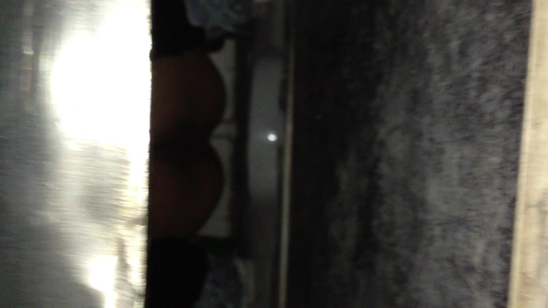 色魔直接闖入辦公樓女廁拍美女的鮑魚被發現嚇的大叫