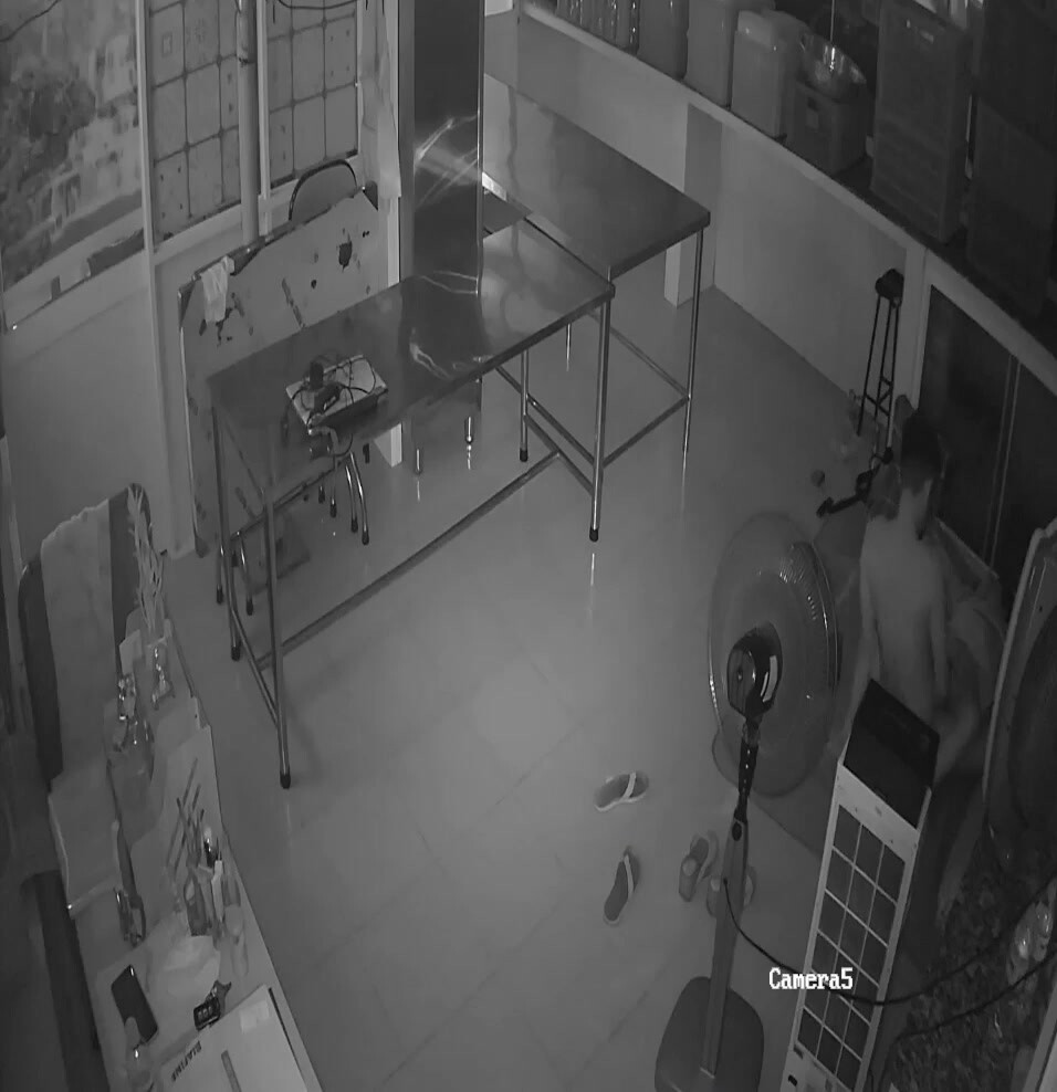 駭客破解網路攝像頭監控偷拍藥店女店員和老闆沒人的時候偷情在地板做愛