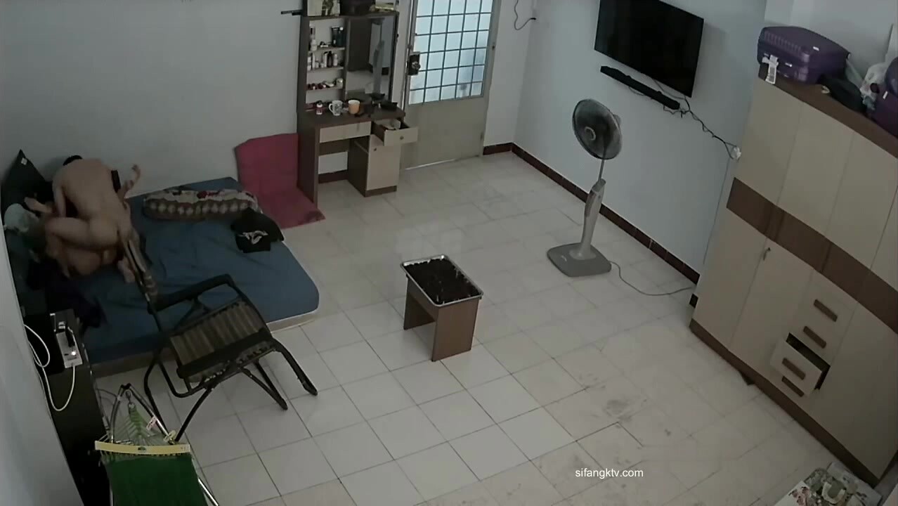 《居家攝像頭破解》大中午的在客廳來一炮的夫妻