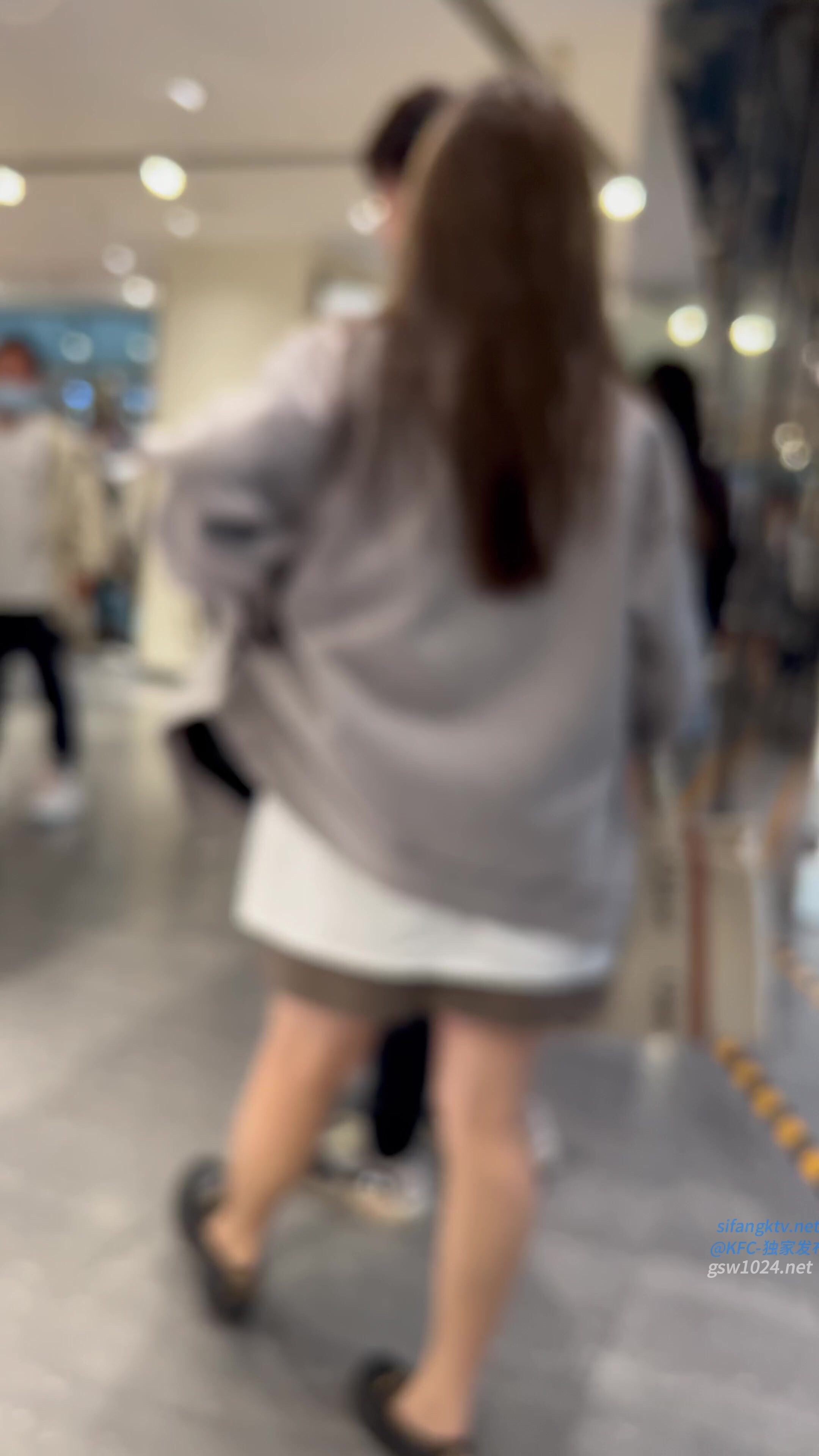 GS自購-售價12【 KFC 】三個身材不錯的靚女。短影片三部合集。窄內騷內2