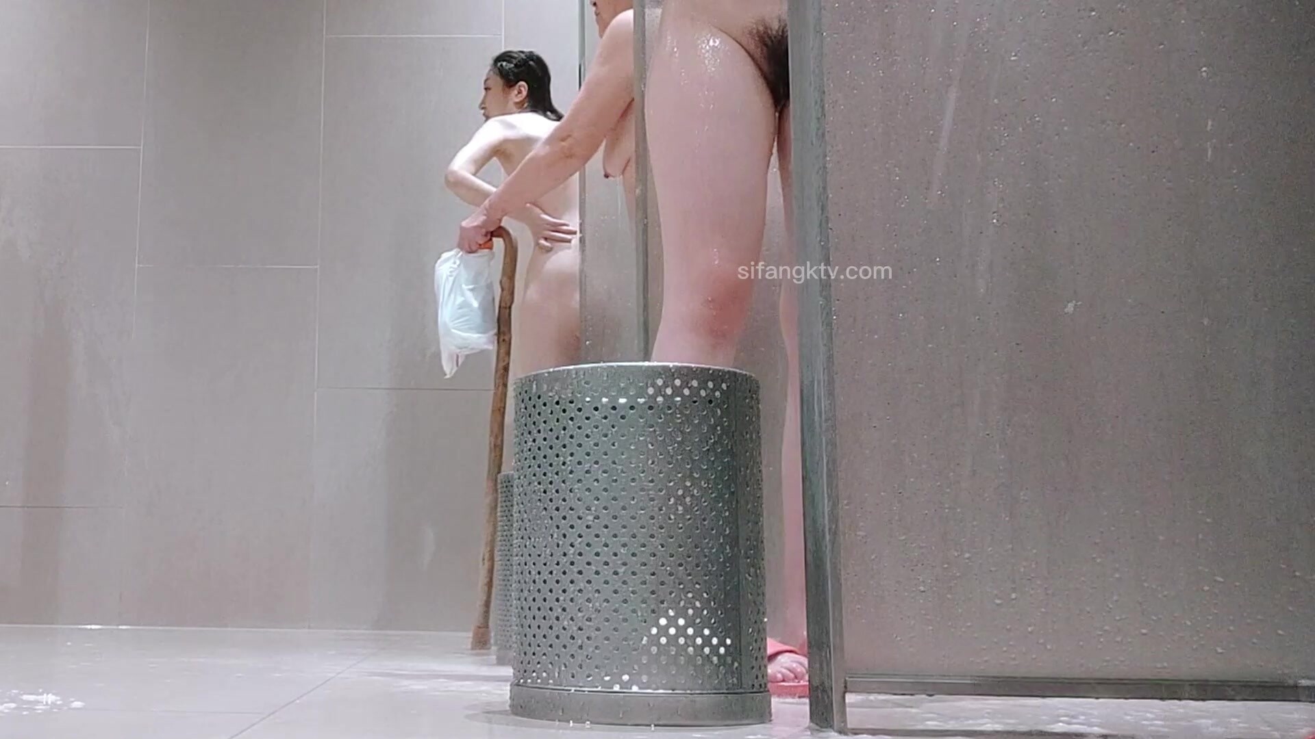 一鏡到底沉浸式欣賞渣女暗拍溫泉女賓洗浴區內部春光，美女如雲環肥燕瘦各種誘人胴體，好多女神級別的妹子來洗香 (1)