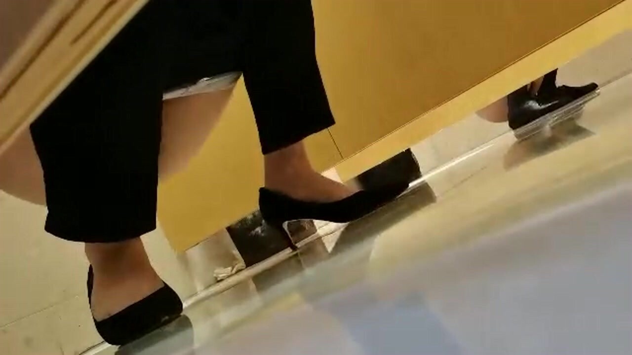 商場女廁偷拍高跟制服少婦噓噓吃壞肚子了有點串稀了