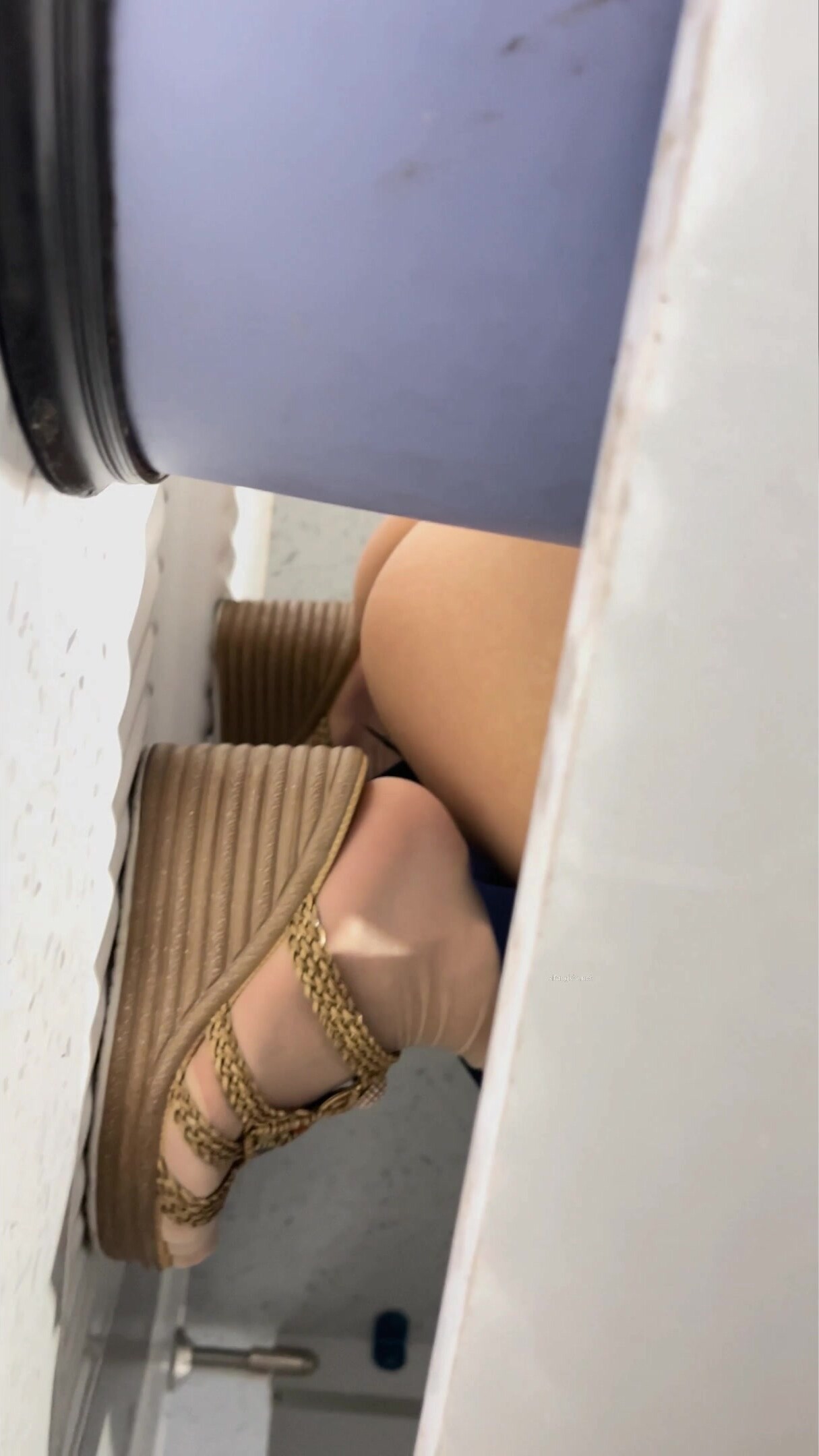 大神潛入辦公樓女廁全景偷拍多位漂亮的美女同事各種美鮑完美呈現
