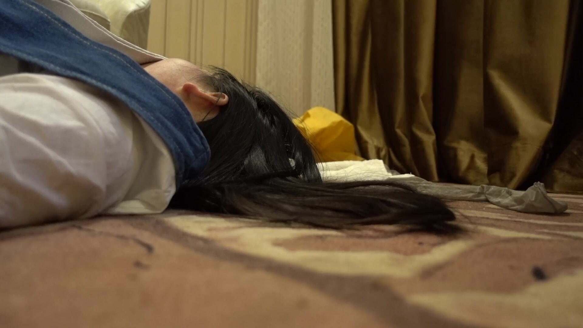 邪惡二人組下藥迷翻新來的美女同事帶回酒店換上黑絲各種奇葩姿勢啪啪啪 (1)