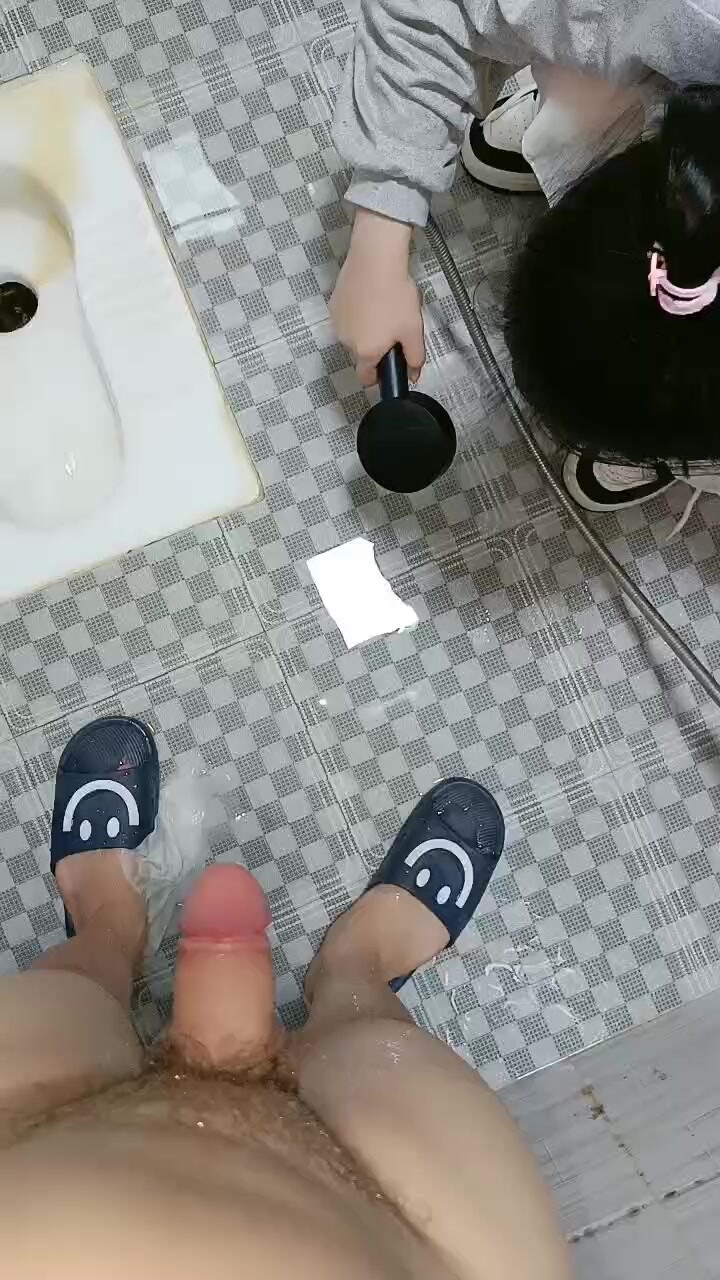 夜襲極品美臀嫩妹妹，半脫褲子磨蹭嫩穴，懟入一頓操，趴在陽臺後入小穴，跪在地上爆草，屁股太誘人