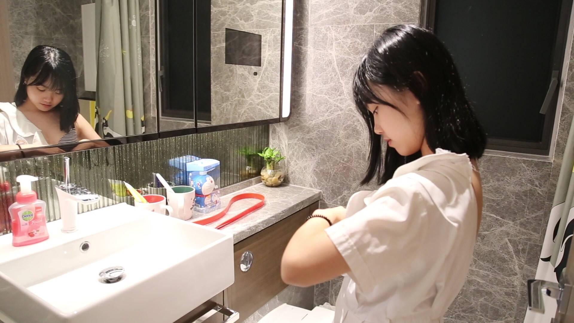 究極反差學生模特，鄰家乖乖女清純少女酒店大尺度私拍，一對尖尖堅挺乳房充滿了希望