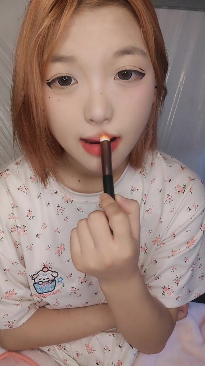 超級嫩酒窩短髮妹妹，笑起來甜美鄰家型，白嫩美乳，微毛超粉嫩小穴，沒開發幾次，很是緊緻