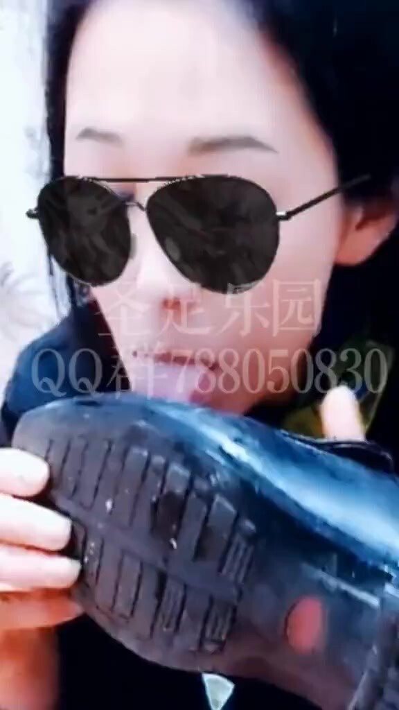 給主人把鞋底舔得乾乾淨淨大汗腳丫子伺候得舒舒坦坦臨走把主人的尿也給喝了這樣的母狗你還能苛求她什麼呢聖足樂園新更福利