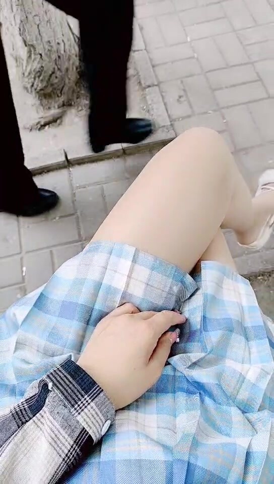 【跳蛋戶外探險】高顏值極品JK美少女B塞跳蛋 在公園人前自慰 邊上全是大爺 羞恥潮吹失禁 太過癮了