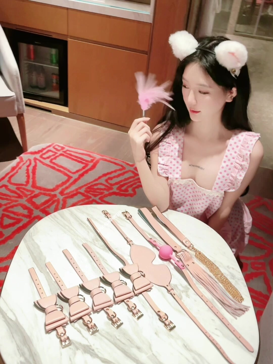 【謝小蒽】頂級女模最新尺度升級！顏值巔峰秀人網當紅女神模特私拍，粉色女僕狗鏈鞭打手指高速摩擦高潮噴水 (3)