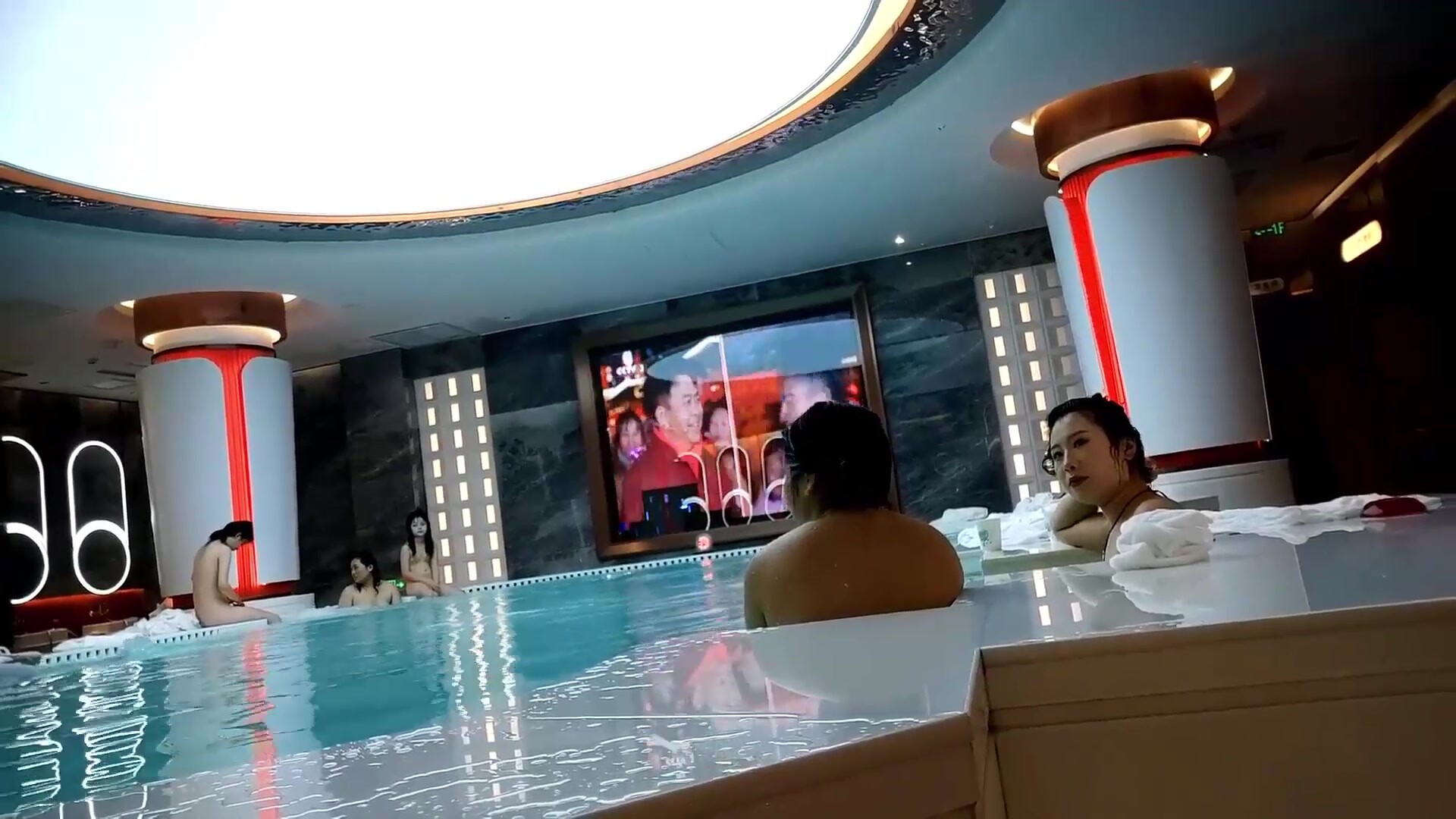 七月最新流出大神潛入國內某洗浴會所四處遊走 泳池戲水更衣偷拍