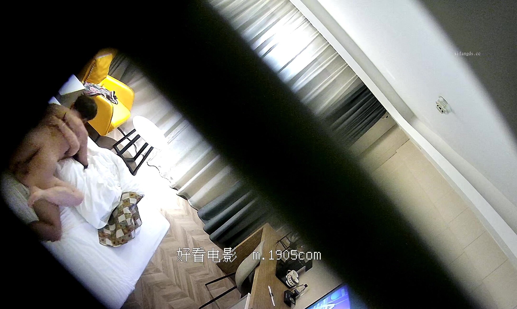 【校園安防精品】飢渴情侶剛進房間就耐不住擁吻 慾火焚身 公狗腰輸出 幹了一個多小時 虛脫了才起來吃東西 (2)