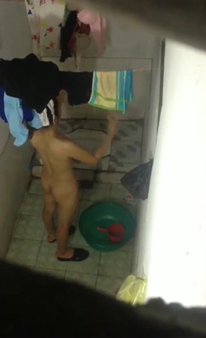 合租房冒死爬氣窗偷窺兩位剛下班的少婦洗澡洗衣服