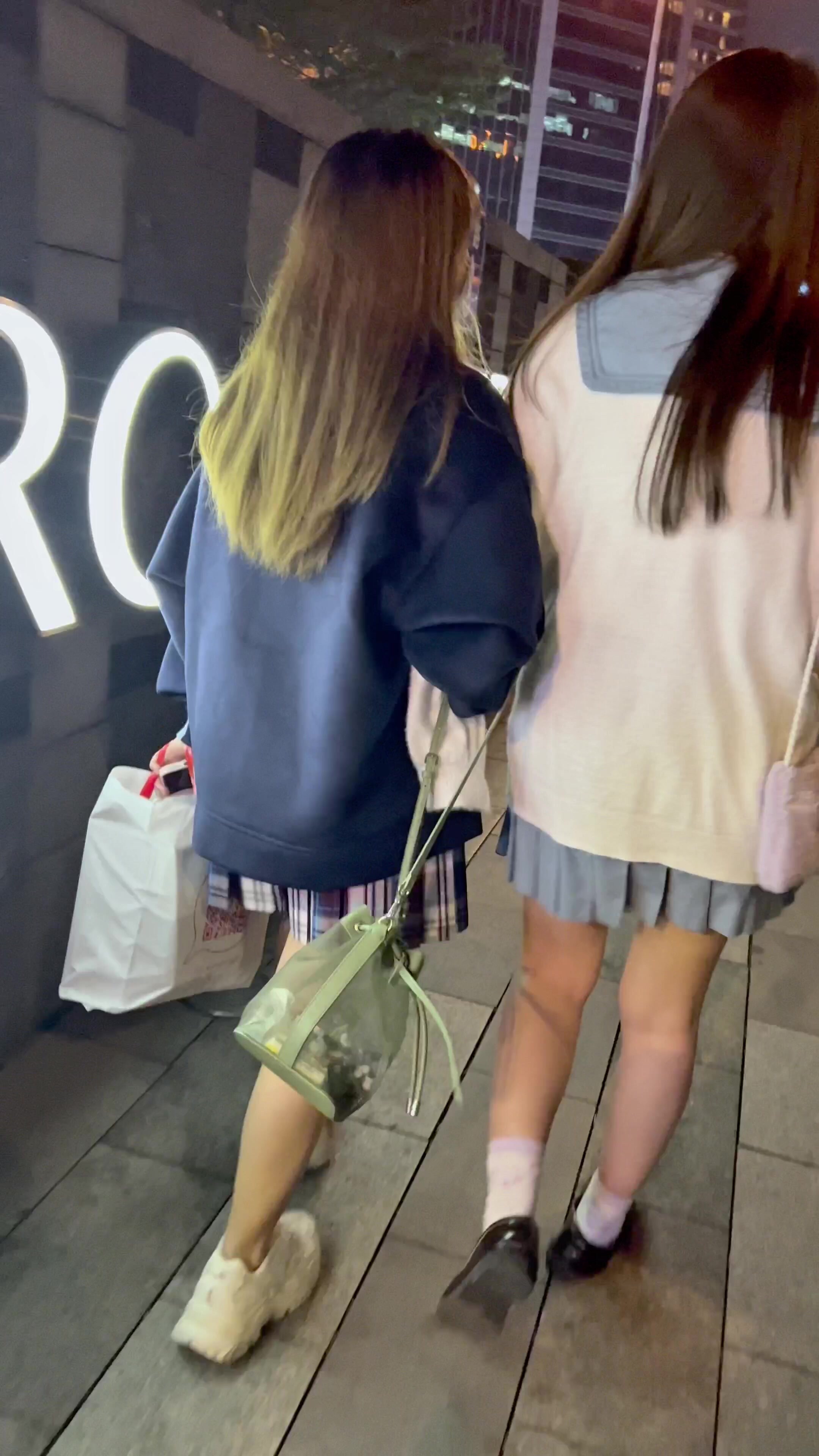 【裙底春光乍洩】抄底逛街的兩個JK制服學生妹 清純尤物如此反差 騷丁被縫隙緊緊夾著 飽滿陰皂深邃氣息 盡情意淫