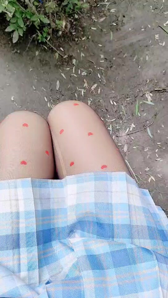 【跳蛋戶外探險】開檔黑絲JK美女小穴塞著跳蛋玩戶外 邊跟大爺交談邊自慰 被人家看著偷偷潮吹 真刺激汁液都流腿