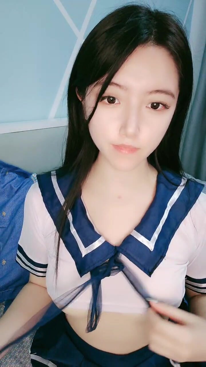 白絲制服露臉極品學姐的誘惑，鏡頭前舔大黃瓜好刺激，奶子比心脫光光求狼友幹，黃瓜蹭逼逼，精彩又刺激真騷
