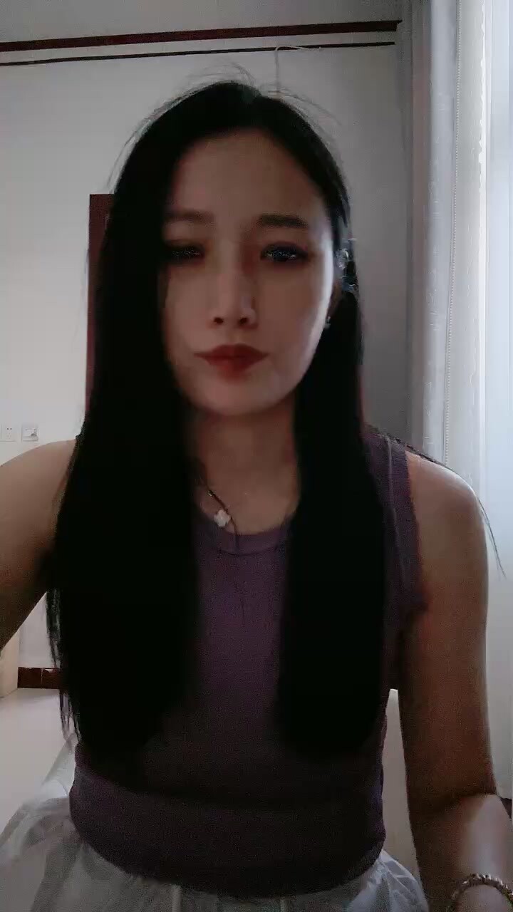 真實良家小少婦露臉激情大秀直播誘惑狼友，在狼友的指揮下漏出騷奶子自慰逼逼，特寫展示騷遍家裡每一間屋子