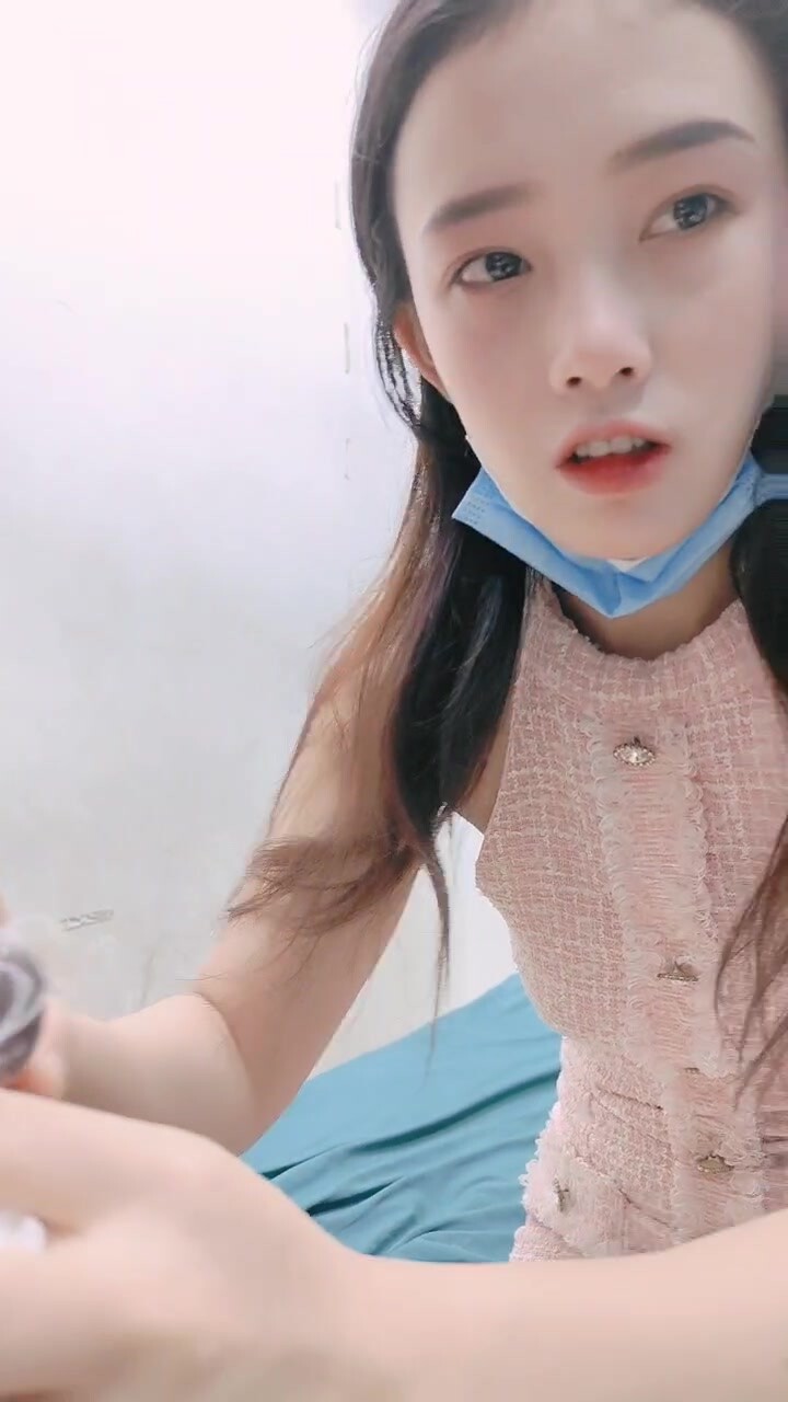 小美女給大老黑舔弄大驢雞巴是種什麼體驗，國際交流群P激情啪啪大秀直播，幾個亞裔妞被大老黑爆草蹂躪，吃奶玩逼精彩又刺激