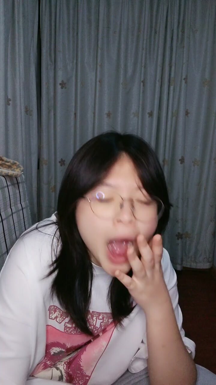 拉拉小姐妹全程露臉深夜跟狼友互動撩騷4小時，舌吻誘惑全程露臉，摳弄騷逼給狼友看，吃騷奶子好誘人真刺激