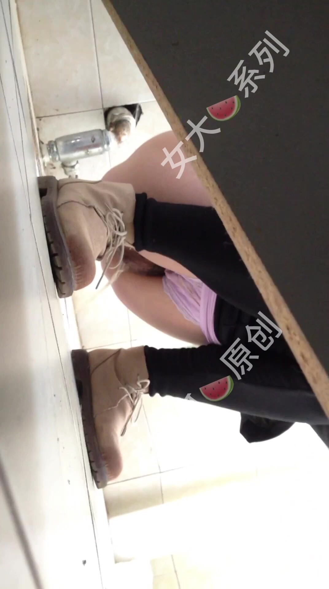 七月新流出西瓜原創眼鏡小妹憋尿太久脫褲子水流噴湧而出速度超快