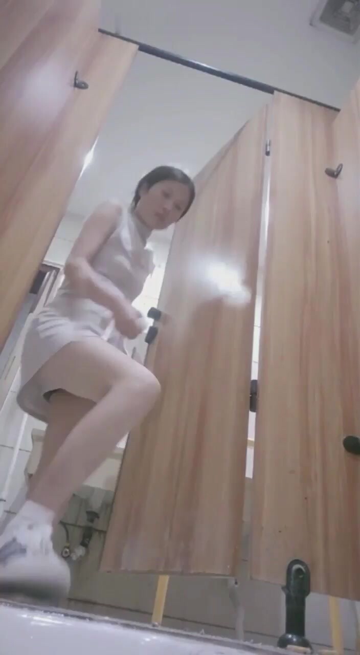 七月最新流私房大神極品收藏商場女廁全景後拍系列牛仔裙靚妹愛乾淨用衛生紙墊腳