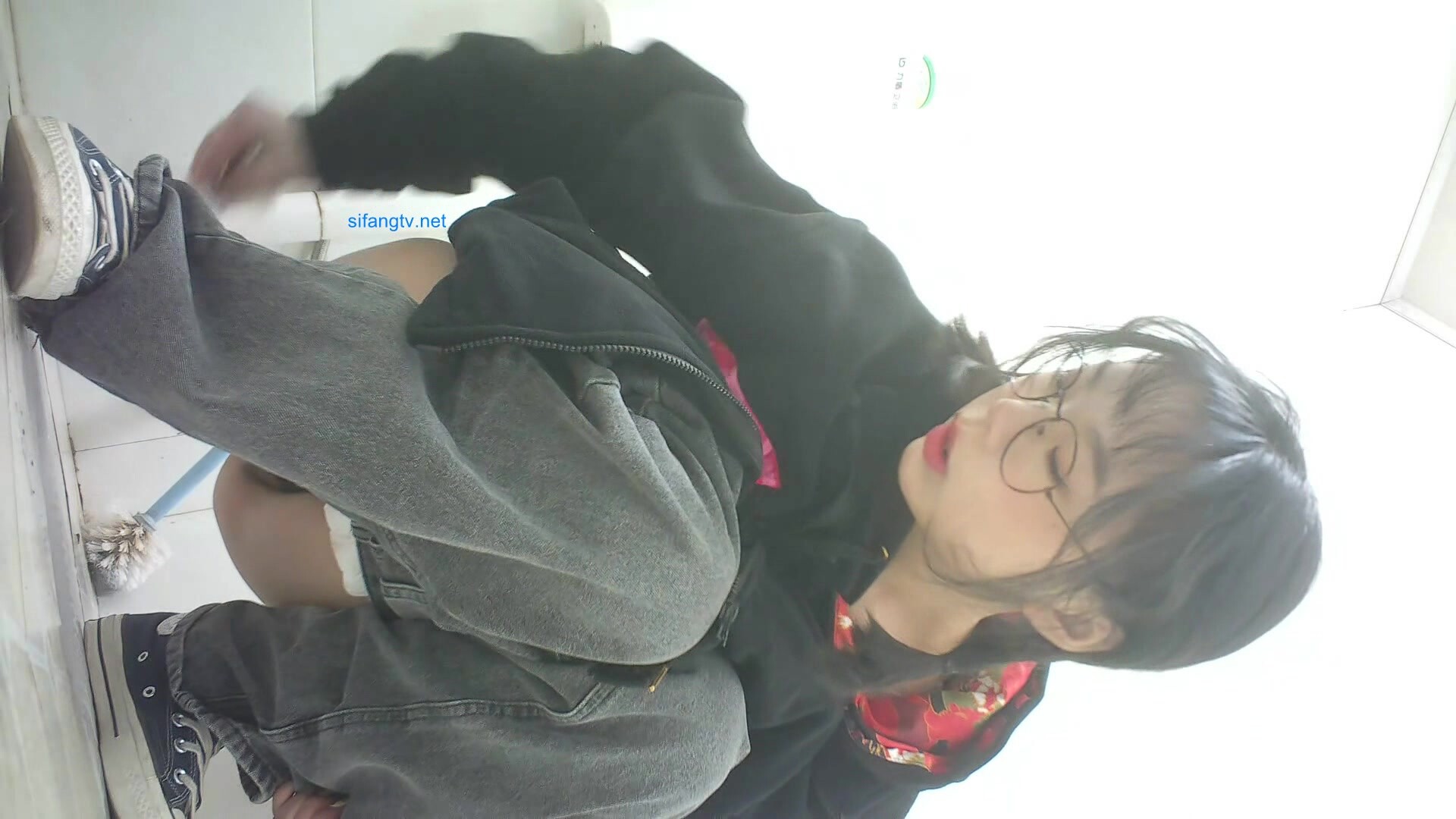 商場女廁全景偷拍多位美少婦各種姿勢噓噓各種美鮑完美呈現 (4)