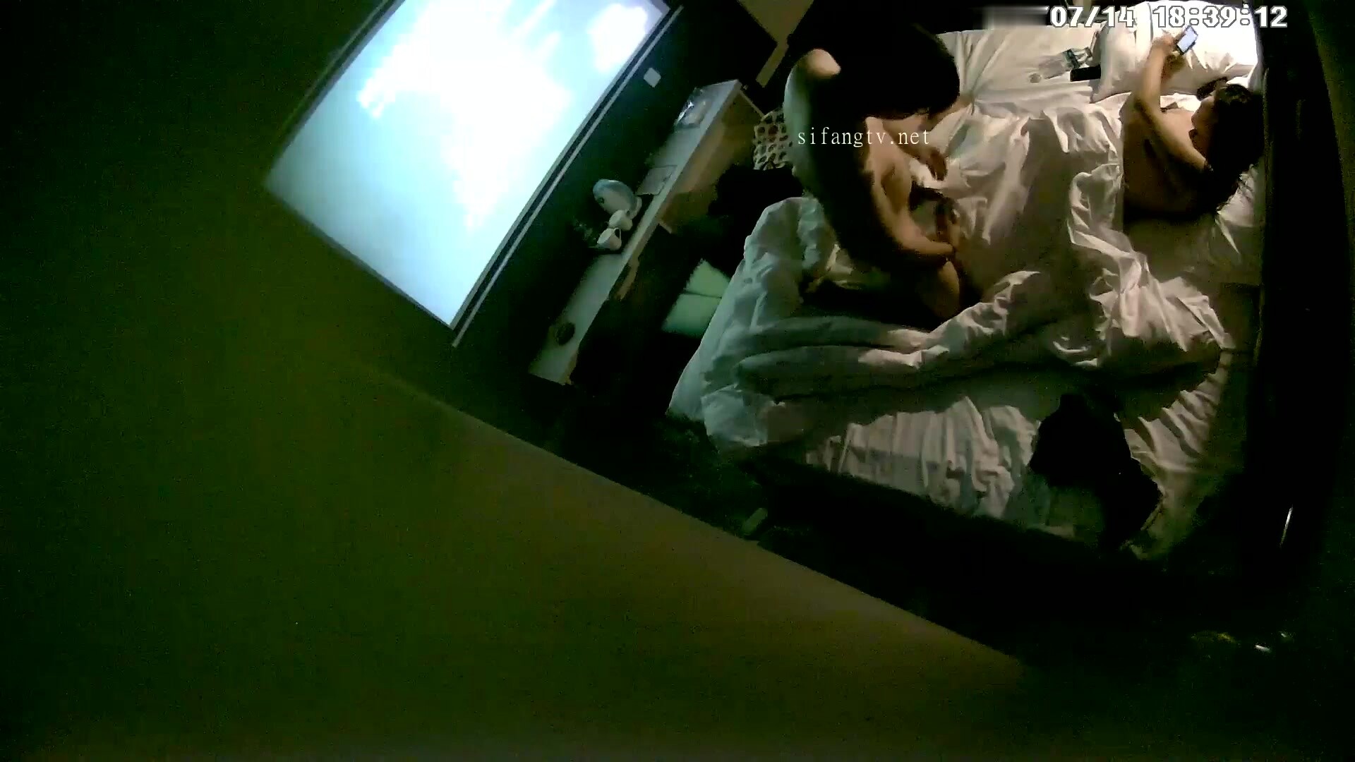 流出大學城附近酒店鐘點房偷拍假期學生情侶開房一邊看電影一邊做愛