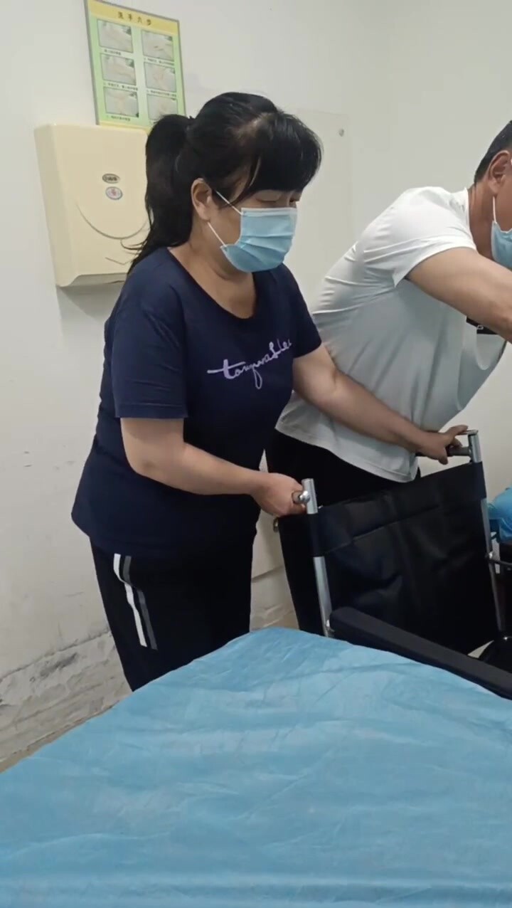 真實偸拍無水印重磅② 國內某醫院心電圖檢查科室，無良醫生高畫質偸拍多個年齡段的女人乳房，少婦少女熟女都有 (2)