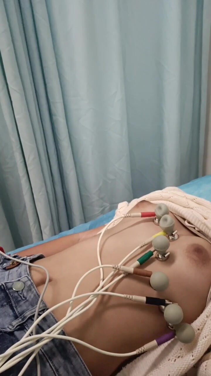 真實偸拍無水印重磅① 國內某醫院心電圖檢查科室，無良醫生高畫質偸拍多個年齡段的女人乳房，少婦少女熟女都有 (1)