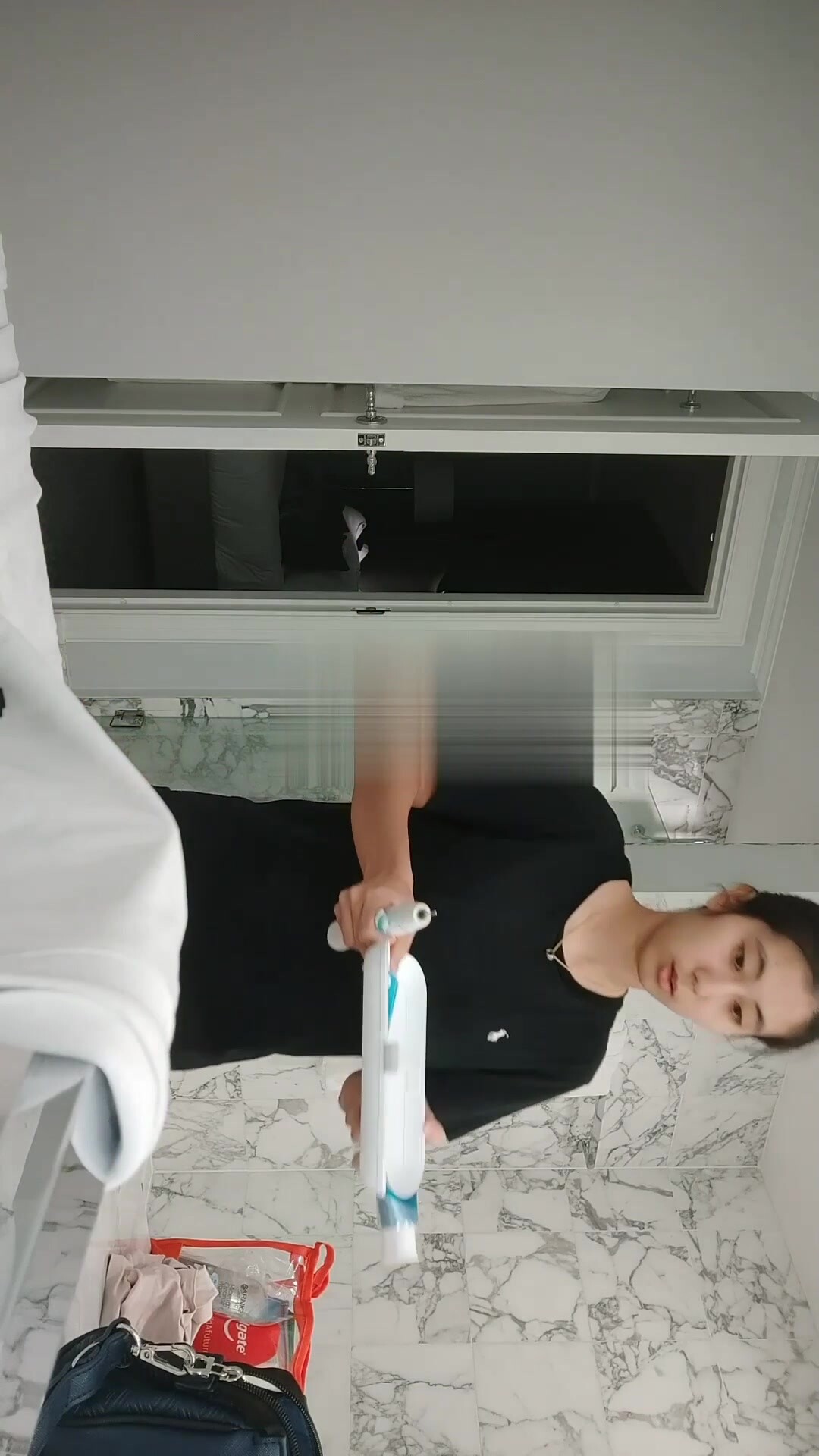 貴在真實，在哥哥家衛生間安裝針孔偸拍小嫂子洗澡擦乳液保養身體，脫光後嫂子的身材太正點了，看完硬死了