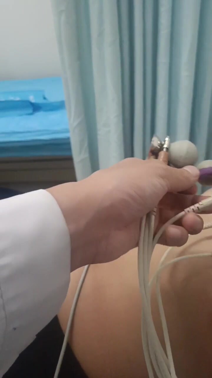 真實偸拍無水印重磅② 國內某醫院心電圖檢查科室，無良醫生高畫質偸拍多個年齡段的女人乳房，少婦少女熟女都有 (3)