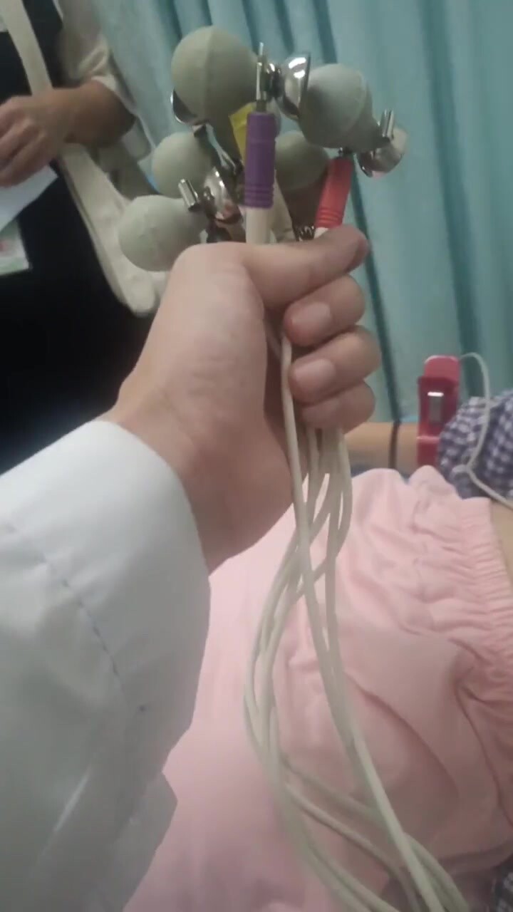 真實偸拍無水印重磅① 國內某醫院心電圖檢查科室，無良醫生高畫質偸拍多個年齡段的女人乳房，少婦少女熟女都有 (3)