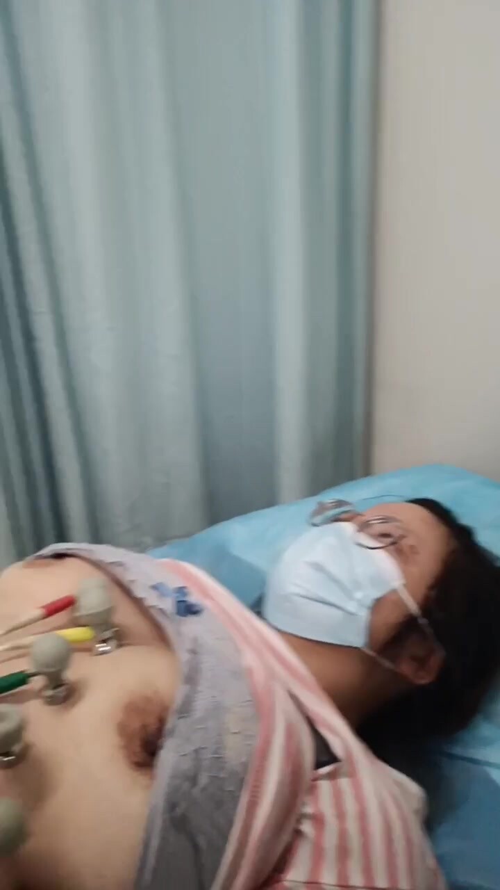 真實偸拍無水印重磅① 國內某醫院心電圖檢查科室，無良醫生高畫質偸拍多個年齡段的女人乳房，少婦少女熟女都有 (2)