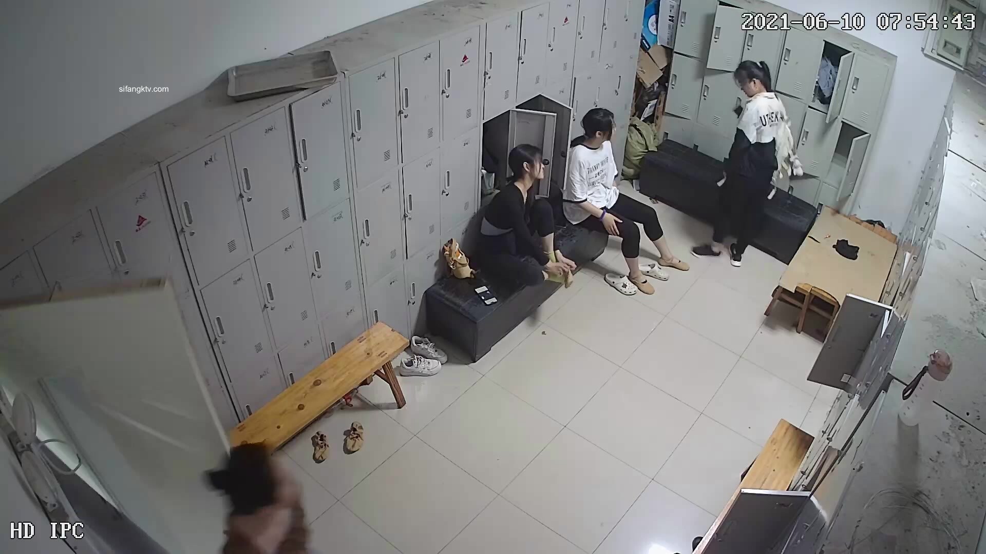 舞蹈班《監控破解》偷拍多位美女學員後臺換衣服1 (12)