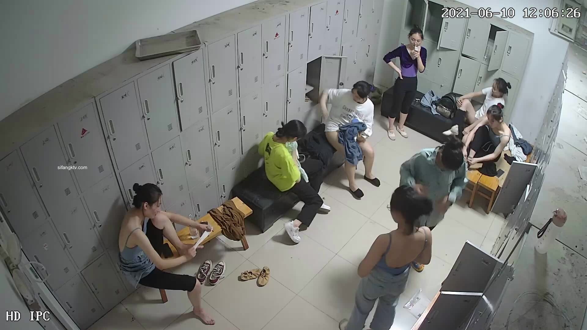 舞蹈班《監控破解》偷拍多位美女學員後臺換衣服1 (13)