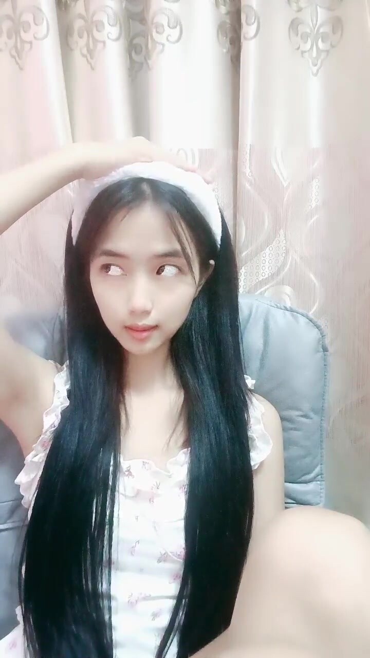 【呼呼滴吖】新人大學生下海了，顏值超高，清純的鄰家妹子，少女氣息撲面而來！ (4)