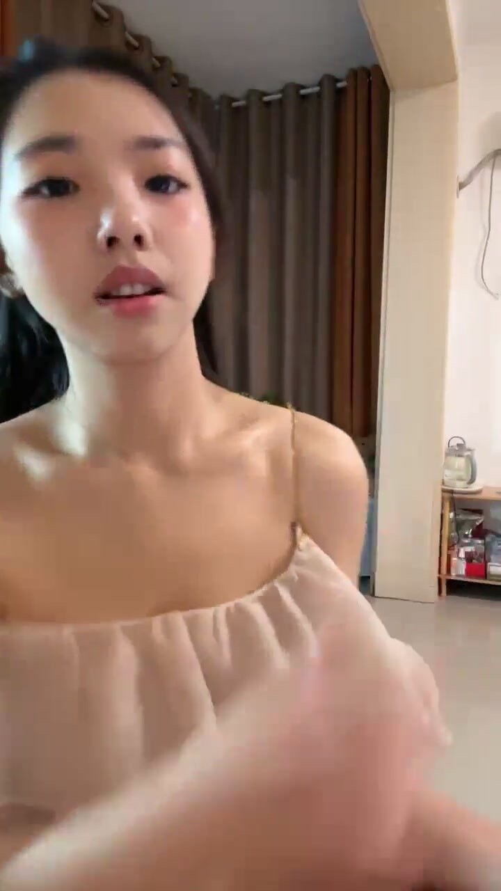 【失眠的小羊】在校大學生，帶閨蜜下海，極品美乳，在大哥們的金錢攻勢下脫光 (4)