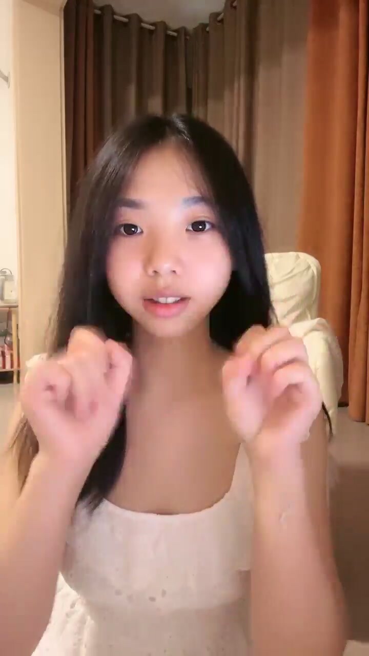 【失眠的小羊】在校大學生，帶閨蜜下海，極品美乳，在大哥們的金錢攻勢下脫光 (1)