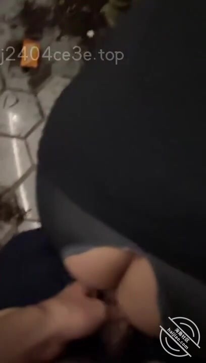 【極品母子通姦】媽媽的豐乳肥臀 給老媽安排開檔瑜伽褲 戶外人前玩露出 太刺激了上山打野炮 後入被榨內射