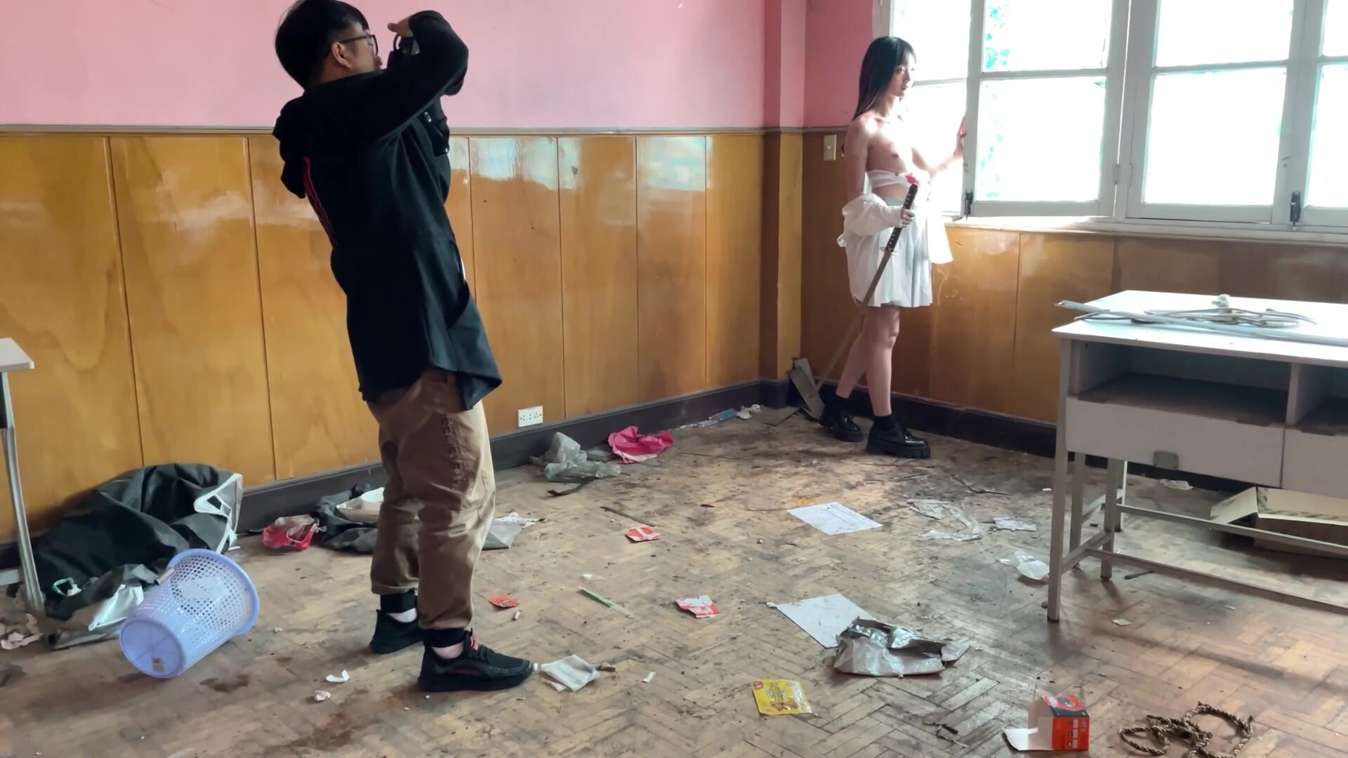 極品美模私拍花絮！鬧鬼被遺棄的學校內大尺度拍攝女體誘惑，高顏值清純模特【橘子】為藝術獻身全裸COSER