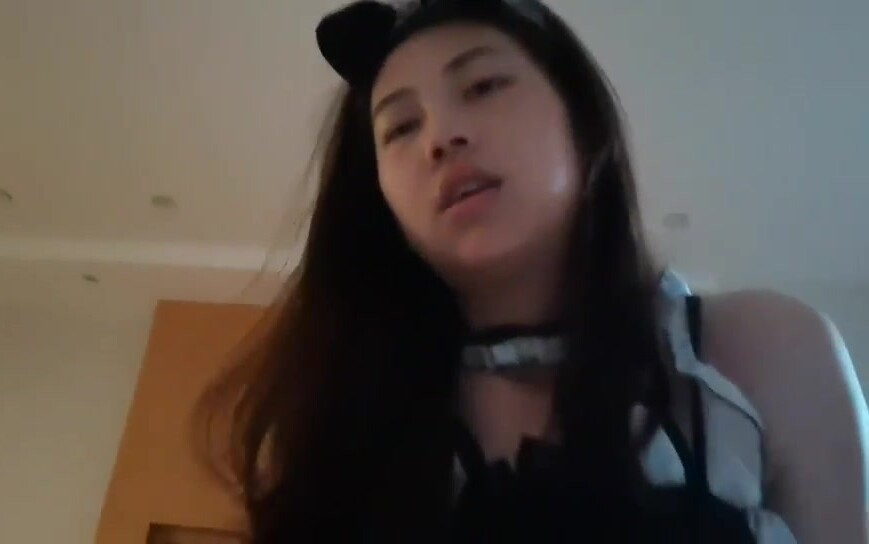 極品小情侶私拍洩密清純顏值小美女 沒想到私下玩的這麼開，SM顏射樣樣精通 被調教成小母狗 超級反差~ (1)