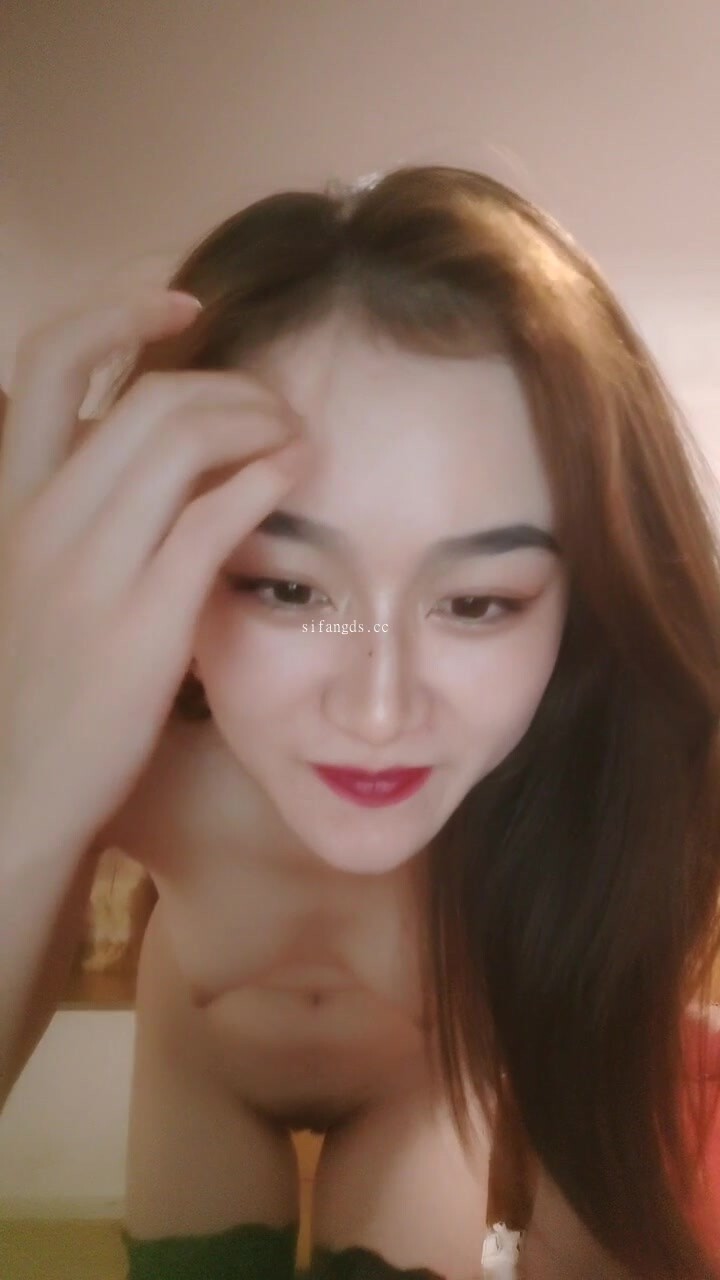 【溫柔媚娘】新人極品良家，氣質相當出眾，是個白虎，蝴蝶逼很粉，家中被男友爆操 (1)