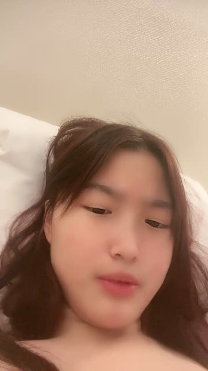 極品姐妹花露臉精彩大秀，顏值身材都很不錯，吃她嬌嫩的奶子，小黃瓜插進妹妹菊花，又被妹妹捅進騷穴好刺激