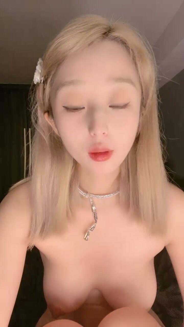 學妹非非露臉初次直播大秀，完美好身材高顏值誘惑，無毛白虎逼水晶棒抽插，淫水多多高潮不斷，互動撩騷刺激