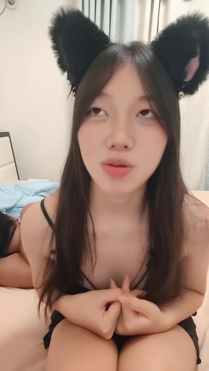 風騷妹子下海穿上情趣裝誘惑狼友，聽指揮玩弄逼逼給床上大哥口交大雞巴深喉，互動撩騷淫語不斷激情上位爆草