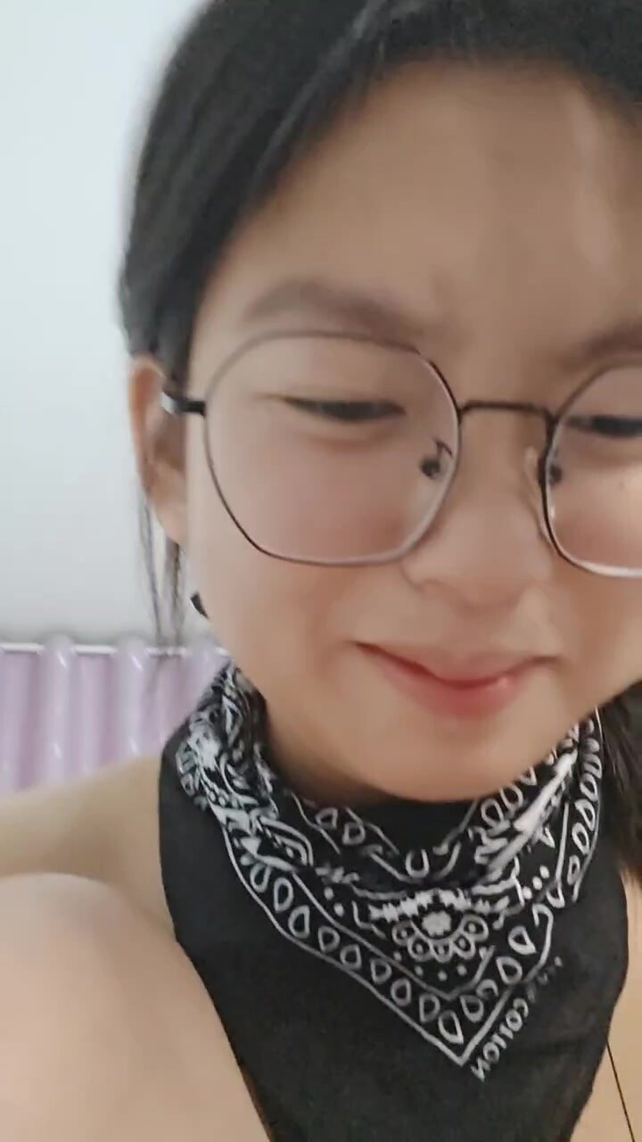 社恐妹子的誘惑，在網路世界徹底放飛發騷，全程露臉大秀直播，跟狼友互動撩騷展示，逼逼特寫來了大姨媽刺激
