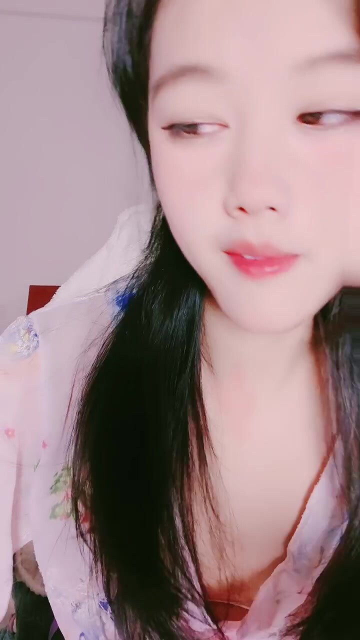 可愛的小女人露臉一個人在家放飛自我，全程露臉大秀直播，性感脫衣豔舞誘惑，揉奶玩逼道具抽插肛塞呻吟可射